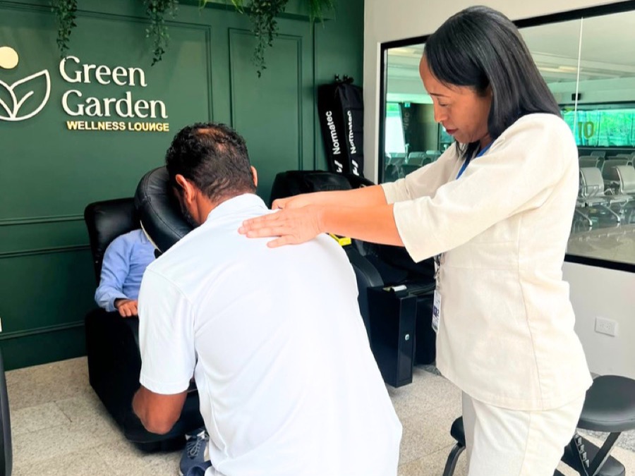 Terapeuta aplicando un masaje de espalda en silla ergonómica