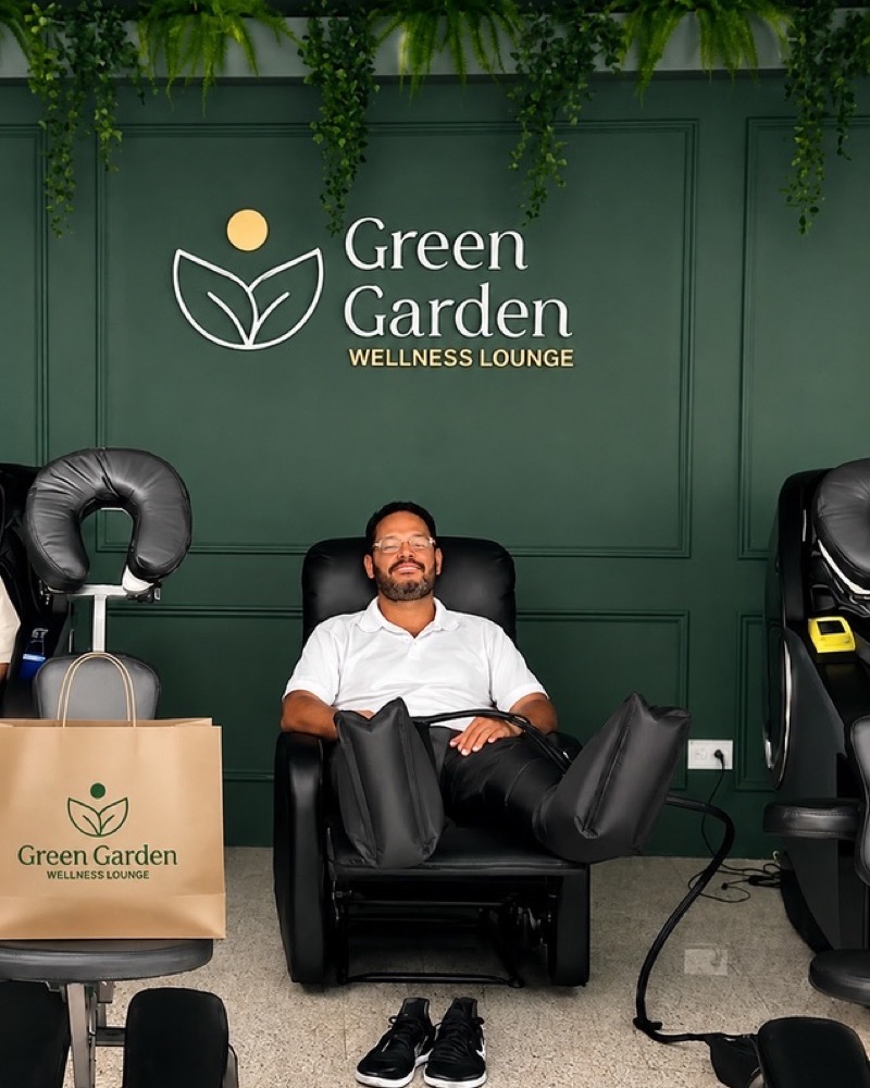 Interior de Green Garden Wellness Lounge con sus sillones de masaje